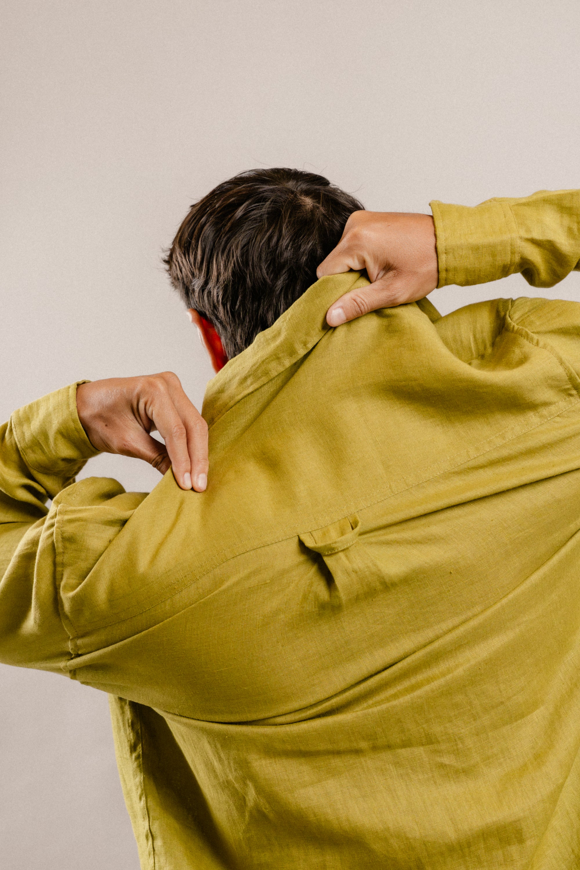 Oscar Shirt in Olive Green Linen