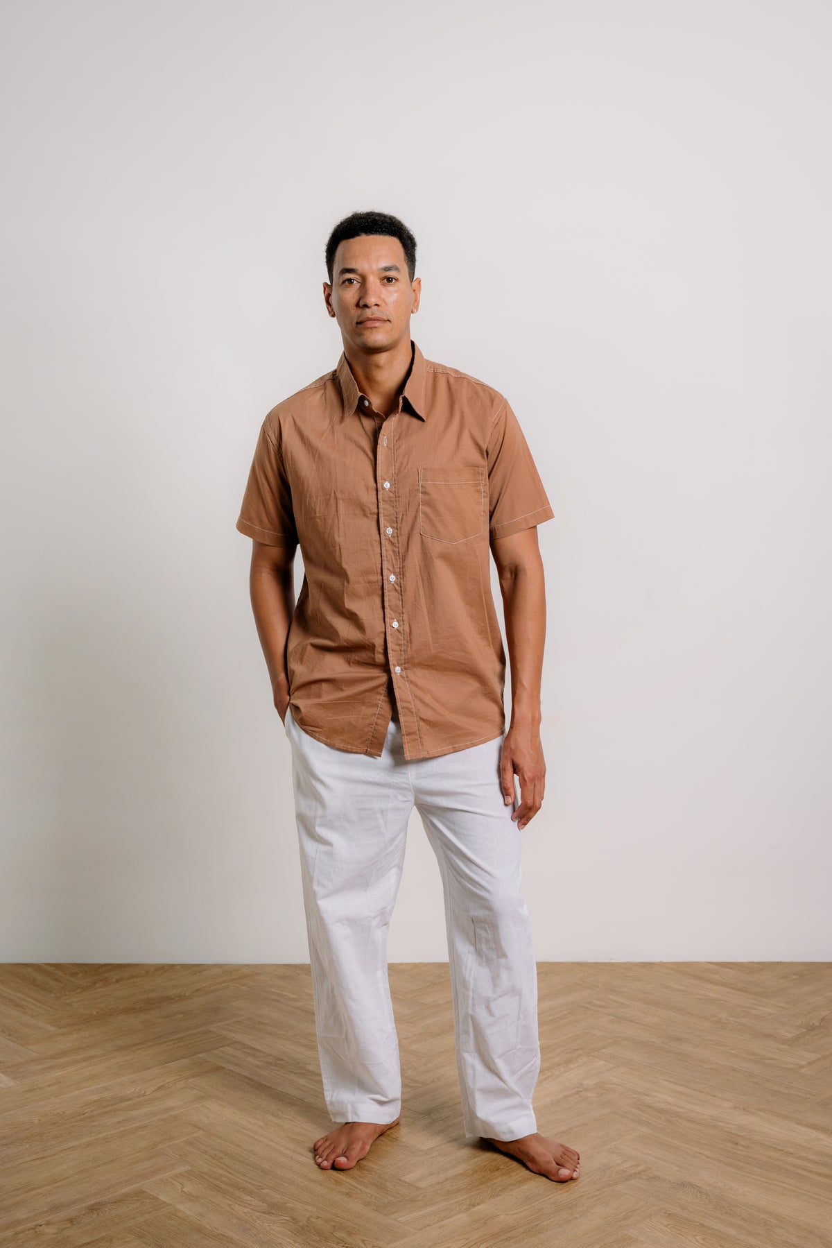 Osmond Shirt White Contras in Mocha Mousse