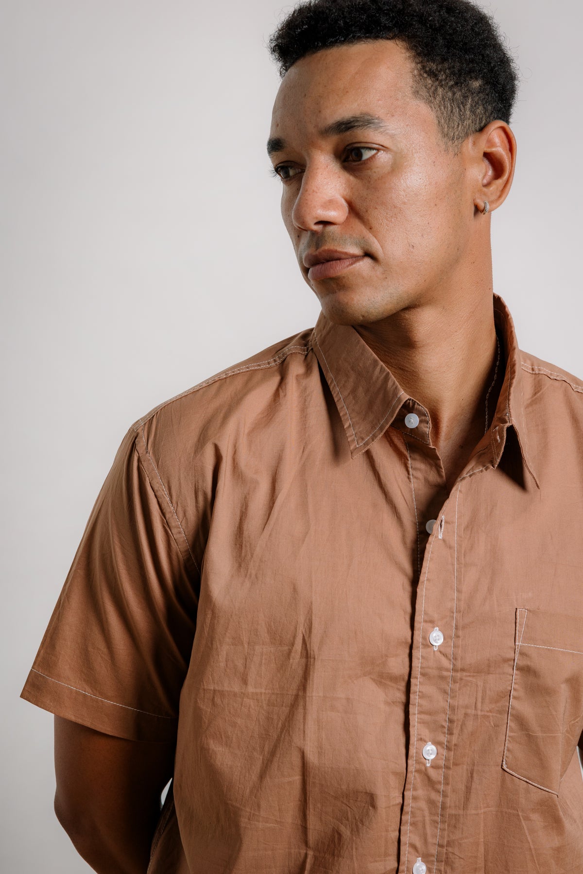 Osmond Shirt White Contras in Mocha Mousse