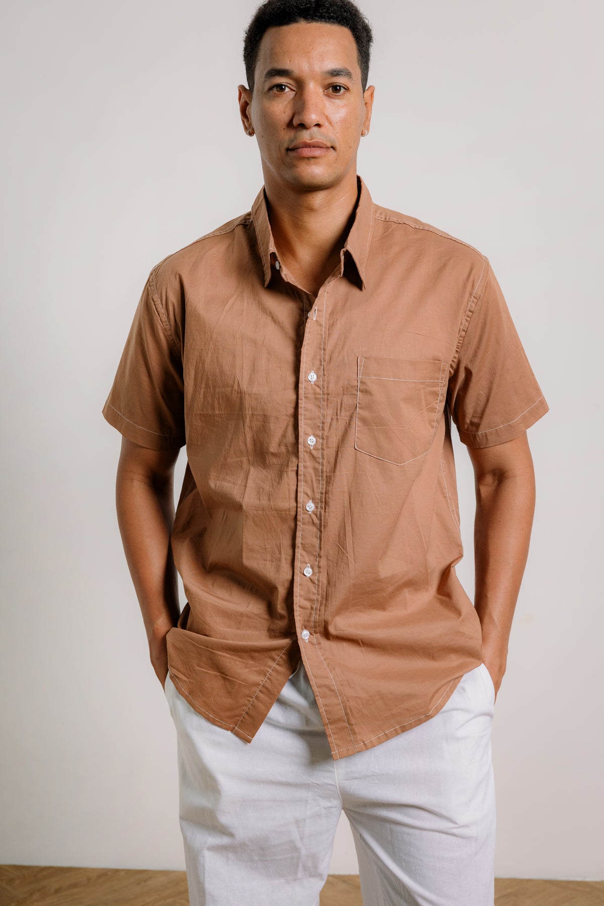 Osmond Shirt White Contras in Mocha Mousse